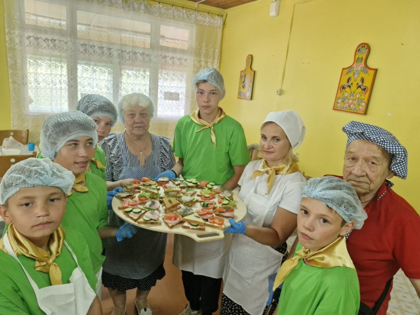 Бабушки и дедушки из соцприюта навестили детей реабилитационного центра «Надежда» в Забайкалье